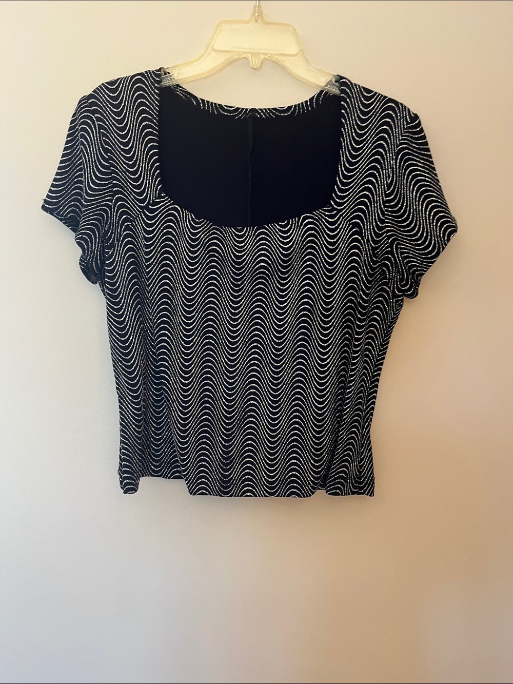 Black & White Wave-Print Scoop Neck Women's Top